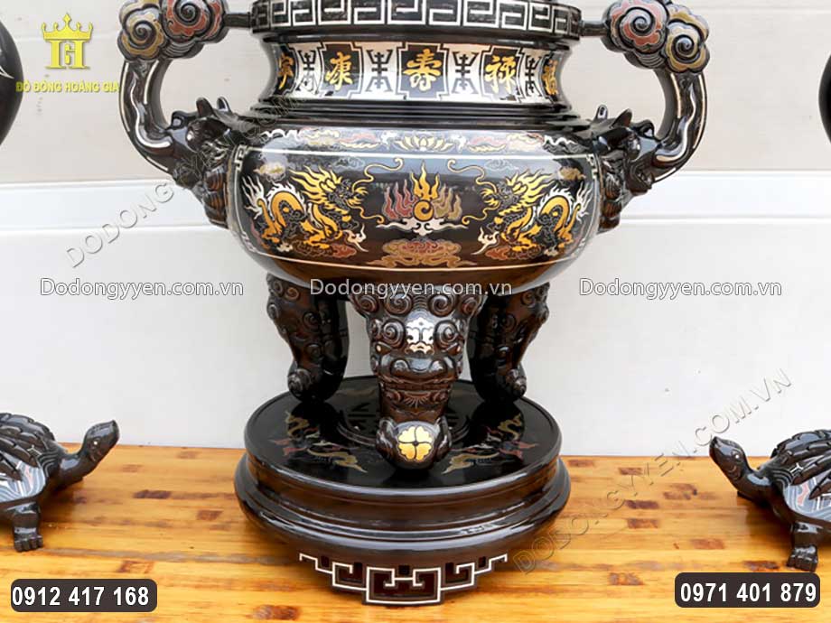 Đỉnh đồng được chạm khắc sinh động, tỉ mỉ nhờ đ&ocirc;i b&agrave;n tay kh&eacute;o l&eacute;o của c&aacute;c nghệ nh&acirc;n